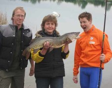 2008: Bastian Bender mit dem Rad auf Thüringen Tour - auch beim fischen
