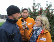 2014: Mission Bauernhof, Sina Peschke und Marco Fischer moderieren von einem Bauernhof