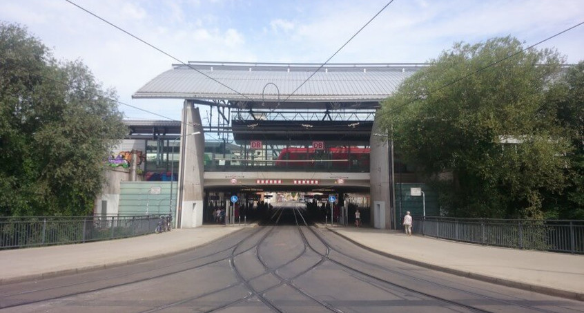 Straßenbahnen und Züge rollen nach Großeinsatz wieder