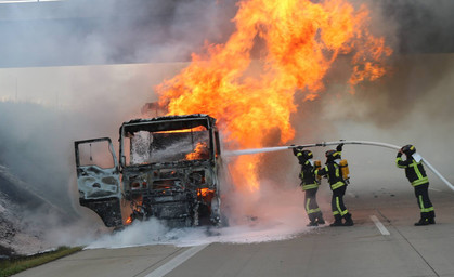 LKW brennt auf der A9 aus