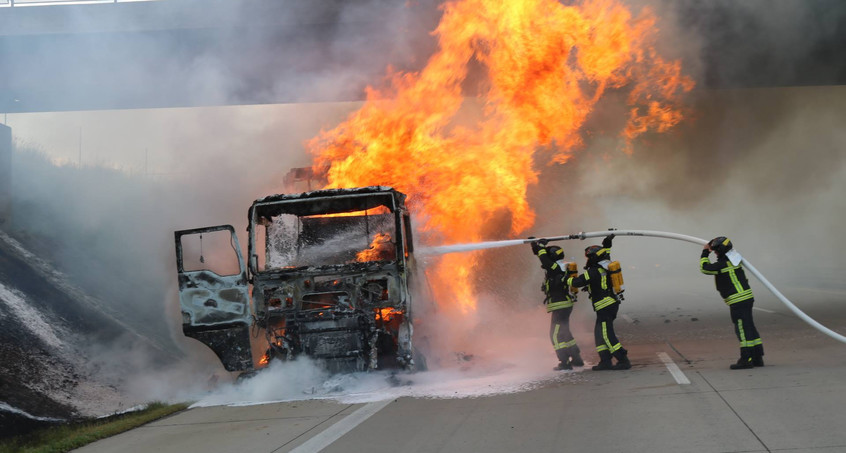 LKW brennt auf der A9 aus