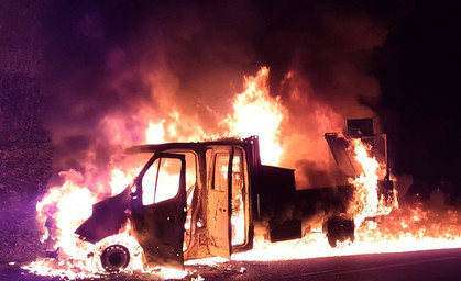 Feuerwehr löscht Kleintransporter und Wiese an Autobahnauffahrt