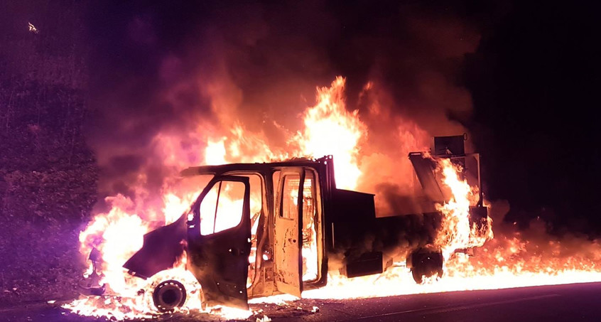 Feuerwehr löscht Kleintransporter und Wiese an Autobahnauffahrt