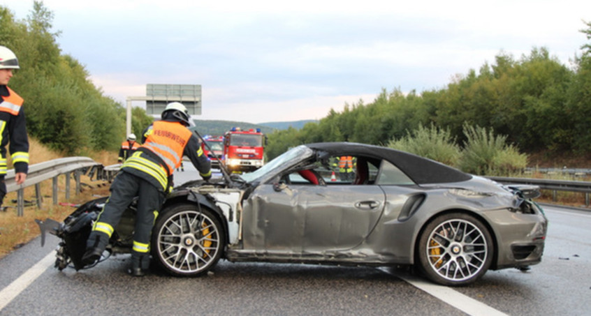 Porsche kracht auf regennasser Fahrbahn in Leitplanke