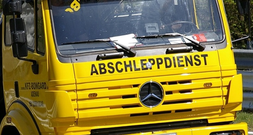 Auto macht sich selbständig und rollt in Bach