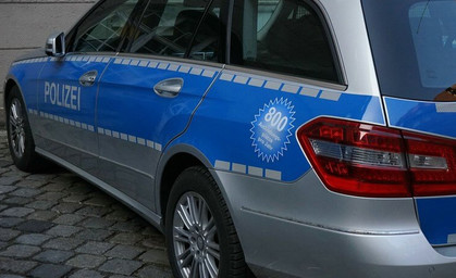 Zweijährige ans Steuer gesetzt - Auto Schrott