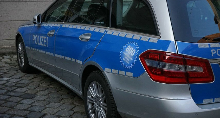 Zweijährige ans Steuer gesetzt - Auto Schrott