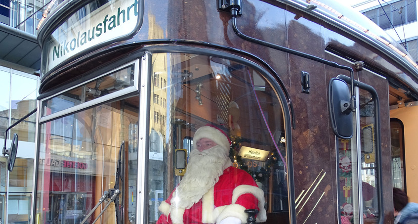 Nikolaus in der Straßenbahn