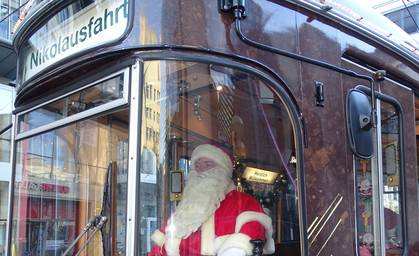 Nikolaus in der Straßenbahn