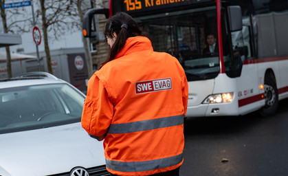 Verkehrsbetriebe verteilen Knöllchen an Falschparker