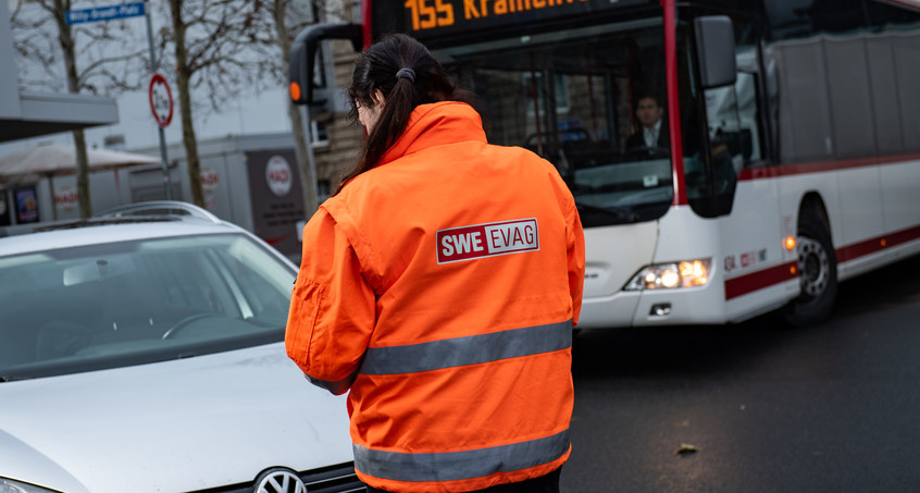 Verkehrsbetriebe verteilen Knöllchen an Falschparker