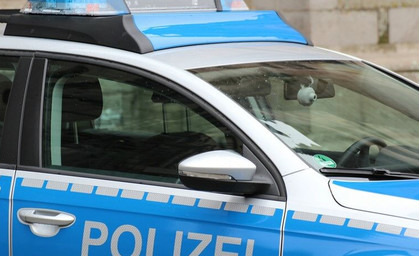 Auto kracht gegen Polizeistation