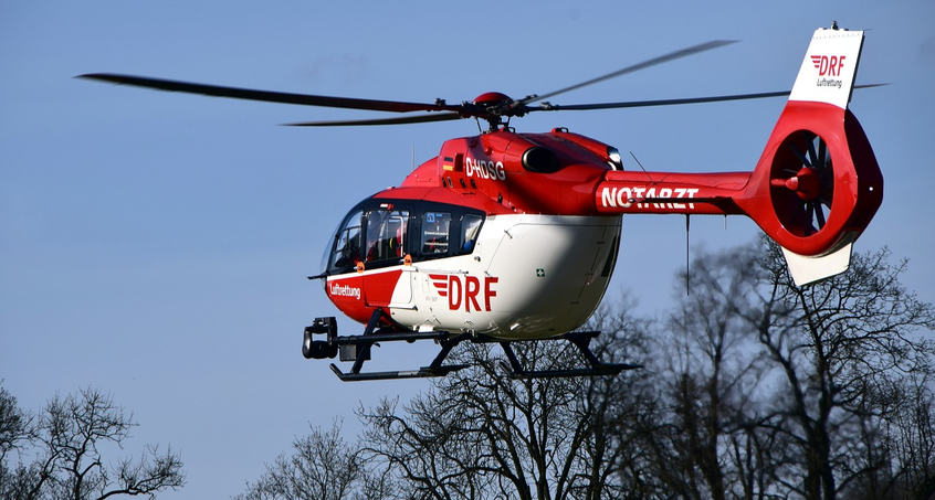 Rettungshubschrauber bleibt auf Skate-Park hängen