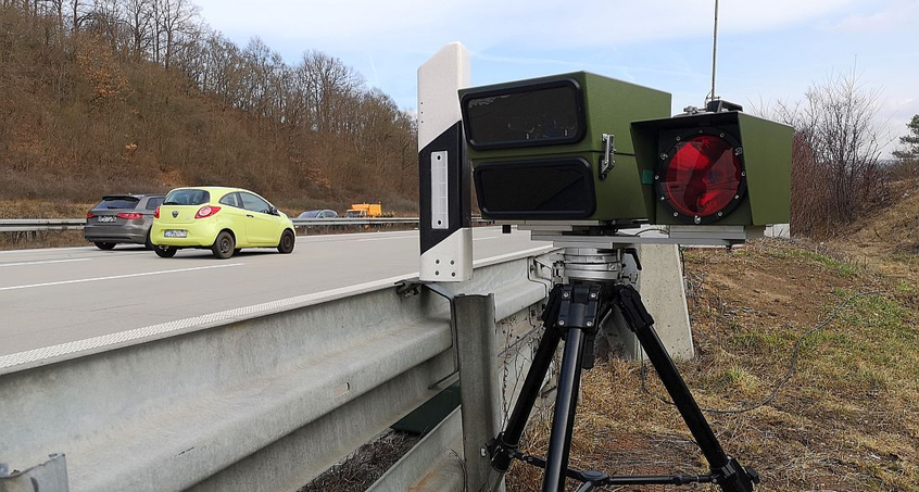 Mit 246 km/h geblitzt und danach in Leitplanke gekracht