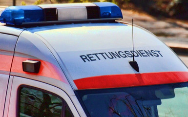 Mann kippt mit Gülle-Lastwagen um und stirbt