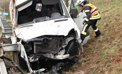 Kleintransporter überschlägt sich auf A38 mehrfach