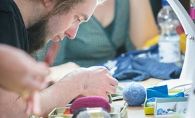 stephan-richter-socken-stopfen-fotografincarolin-mand