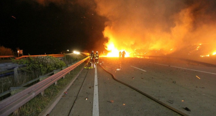 Mit Spraydosen beladener LKW geht in Flammen auf