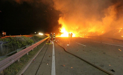 Mit Spraydosen beladener LKW geht in Flammen auf