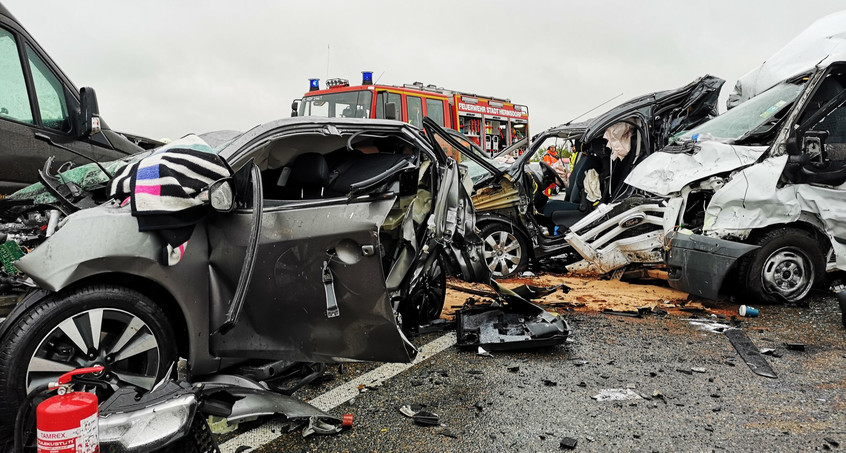 Frau stirbt bei Massenkarambolage auf A4 bei Kraftsdorf