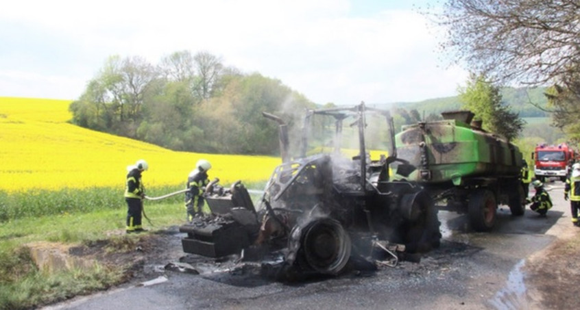 Traktor und Anhänger gehen in Flammen auf