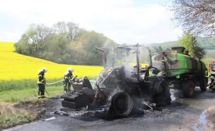 Traktor und Anhänger gehen in Flammen auf