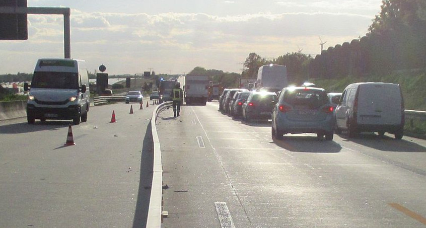 LKW-Unfall in Baustelle auf A4