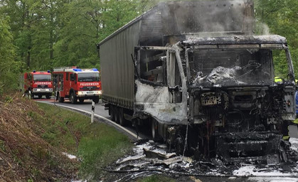 Straße nach LKW-Brand gesperrt