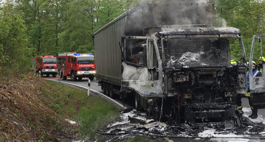 Straße nach LKW-Brand gesperrt