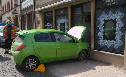 Auto kracht in Friseursalon