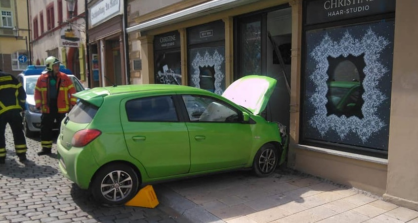 Auto kracht in Friseursalon