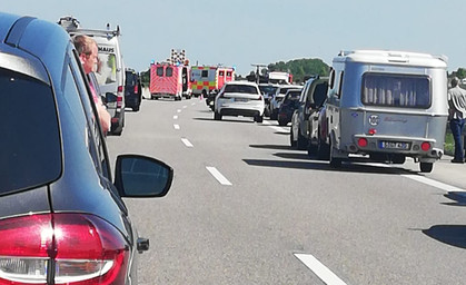 Frau an Himmelfahrt bei Unfall am Stauende schwer Verletzt