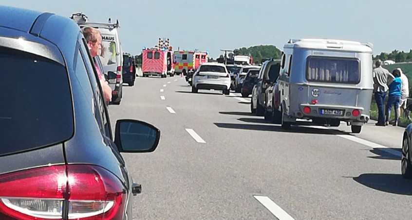 Frau an Himmelfahrt bei Unfall am Stauende schwer Verletzt