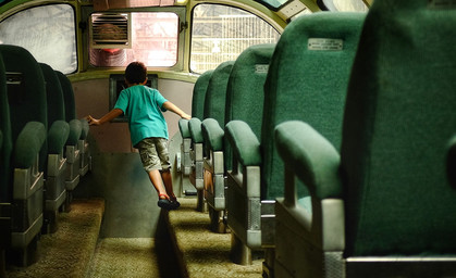 Vater vergisst vierjähriges Kind in Bus