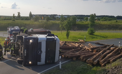 Holz-LKW kippt um und sorgt für mehrstündige Sperrung