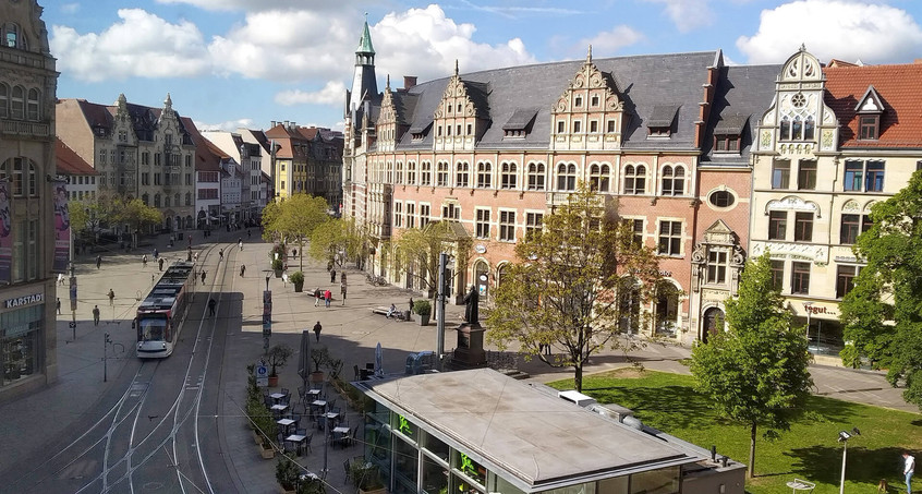 Mutter und Kind von Fahrradfahrer angefahren