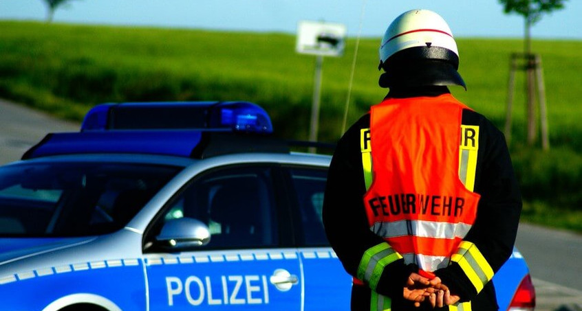 Motorradfahrerin überfährt Dachs und landet in Graben