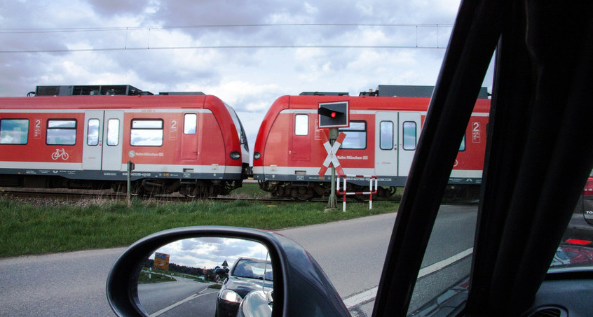 Unfall an Bahnübergang - Autofahrerin mit Schutzengel