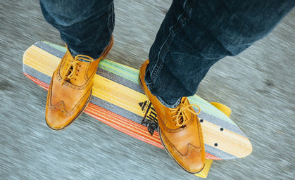 Mann mit mehr als 30 km/h auf Skateboard unterwegs