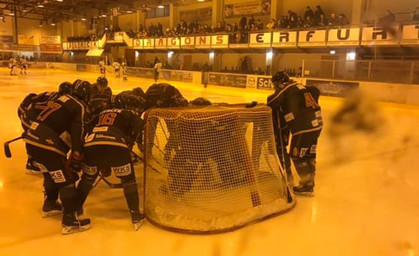 Eishockey-Sportler demonstrieren für Hallensanierung