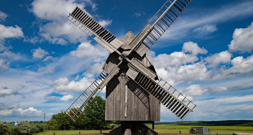 Neue Flügel für historische Bockwindmühle