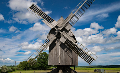 Neue Flügel für historische Bockwindmühle