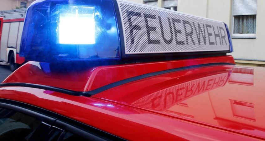 Rentner kracht mit Auto in Schulbus