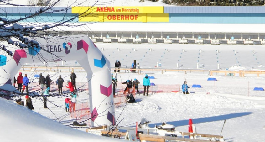 Schneekanonen in der Oberhofer Ski-Arena laufen 