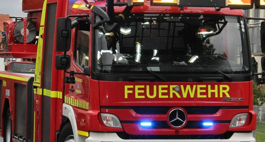 Mehrfamilienhaus in Flammen - Bundesstraße gesperrt