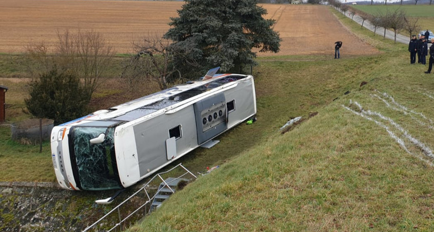 Nach Schulbusunfall: Ursachensuche geht weiter