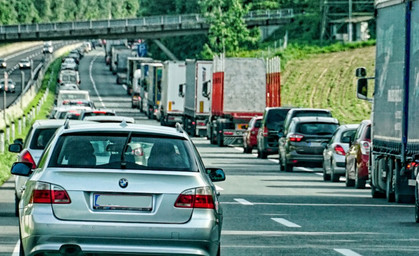 Autobahn nach mehreren LKW-Unfällen gesperrt