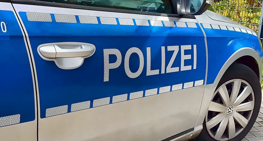 Rentner bleibt mit Auto auf Treppe hängen