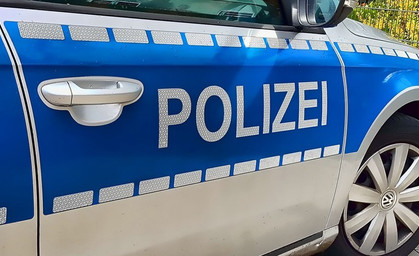 Rentner bleibt mit Auto auf Treppe hängen