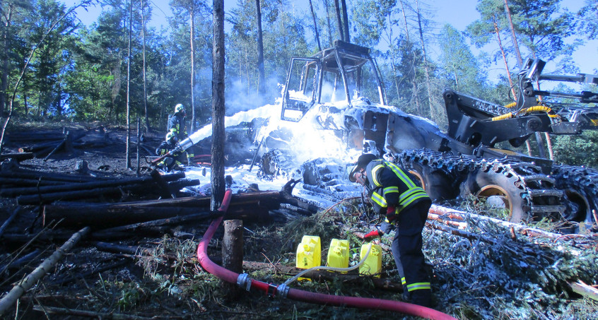 Brennende Erntemaschine in Eisenach sorgt für großen Schaden